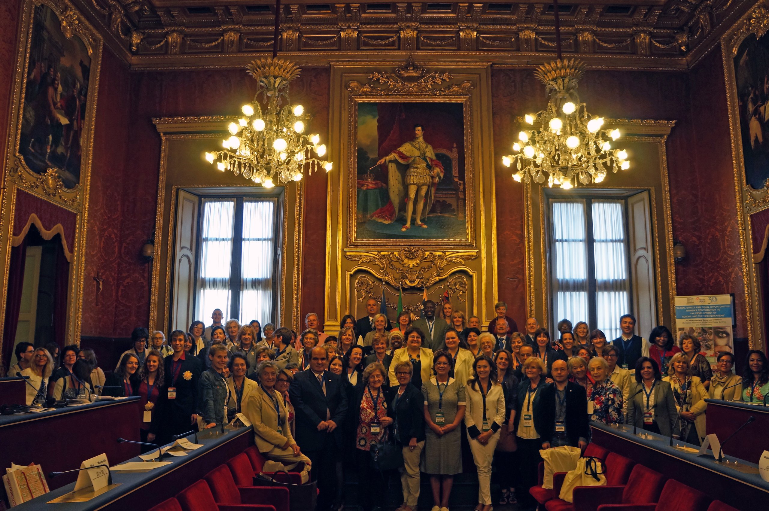 Foto di gruppo dei partecipanti all'Incontro Internazionale Etica Globale e Pari Opportunità nella Sala Rossa del Comune di Torino, 2014